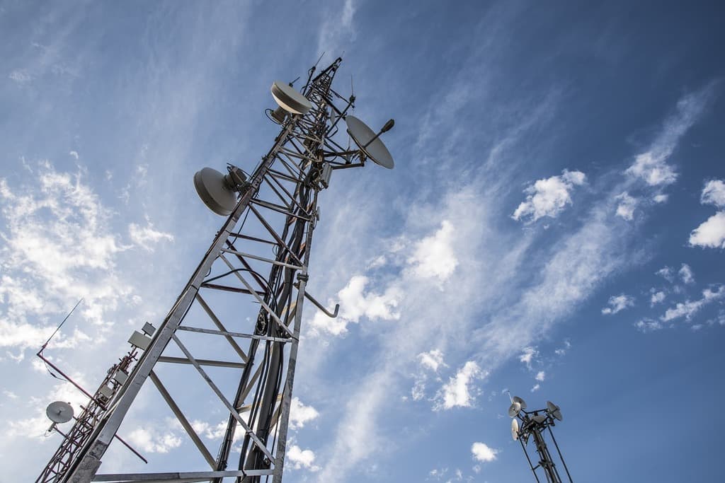 Tour de télécommunications sous un ciel dégagé